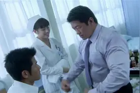 影视：男子秀自己的肌肉，竟能撑爆衣物，太彪悍了！视频封面