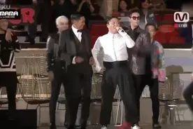 周润发现身韩国颁奖礼,与鸟叔跳骑马舞,Bigbang秒变小粉丝视频封面