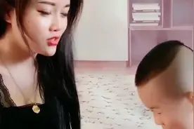 小侄子闻了一下姑姑的脚，侄子的反应绝了，这味道太酸爽！视频封面