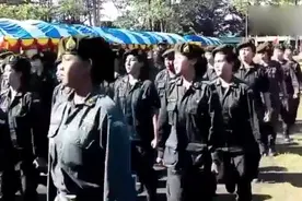 泰国阅兵，女兵出场的方式太可爱了，蹦蹦跳跳的视频封面