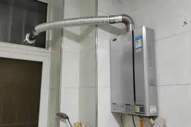 安装热水器排烟管双层玻璃开孔，手一抖差点给整烂了也是个技术活