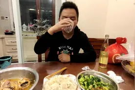 白酒是否时间越长越好喝，小伙试喝25年前的高粱酒、口味到底如何视频封面