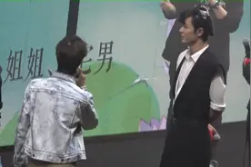 陈情令游戏惩罚，肖战盯着王一博从冰冷眼神，到挑眉警告，后大笑视频封面