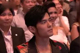 杰伦真不愧音乐天才，金曲奖现场演奏各种钢琴风格，掌声雷动视频封面