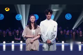 综艺片段：魏伸洋胡婕表现太好导师再现平票，观众投票胡婕3%险胜视频封面