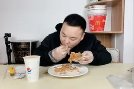 外卖17元华莱士“炸鸡可乐套餐”一整只炸鸡抱着啃，小伙吃得真香