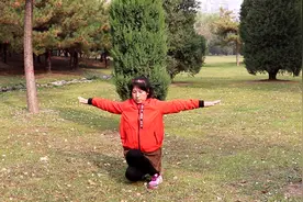 双脚交叉下蹲，修炼腿功，锻炼身体平衡性视频封面