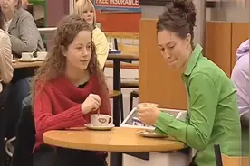 国外爆笑街头恶搞：无人接听的恼人手机测路人反应视频封面