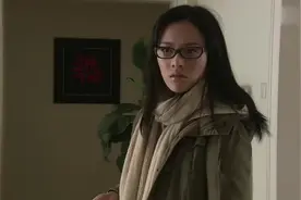 家产：妹子回到家里，却发现家里进了人，两人对话尽显尴尬！视频封面