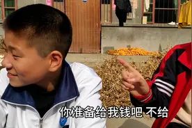 吃饭中妈妈说都好好学习，姐姐和弟弟因为啥？这是还动手了吗视频封面
