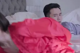美女叫哥哥起床，谁料竟不敲门就往里闯，下秒门一开尴尬了！视频封面