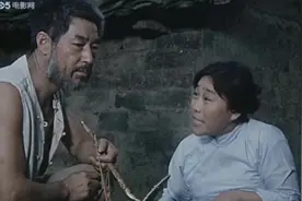 老电影 七十年代小学校买了电视机 村民们晚上都来看电视 真热闹视频封面