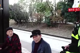 科技改变生活！民警启用人脸识别系统，帮助迷路老人回家视频封面