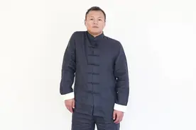 每天上下提肩50下，强化肩关节肌肉，肩部不僵，脑供血也充足