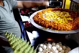 印度街头的奇葩炒蛋，几十个鸡蛋同时炒，这口味要多重就有多重！视频封面