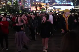 贵阳花果园年轻人的广场舞，这位帅哥火了，跳得太骚了