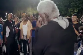 欧文带着雷阿伦化身德鲁大叔玩转夜晚街球场