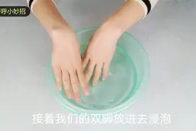 把小苏打涂在脚底，养出白皙嫩滑的双脚，连脚气也消失了视频封面