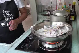 渔民教你如何清蒸大斗鲳，这么切鱼还是第一次见，肉质弹性又多汁视频封面