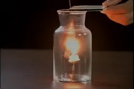 初中化学实验——蜡烛在氧气里燃烧视频封面