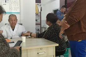 去找乌鲁木齐老中医看病，诊所排满了人，等了一天才轮到我视频封面