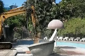 VID_20191029_114644拆迁建造物差一点砸到人，危险了😓l😓