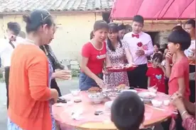 农村婚礼，新娘身怀六甲还一一敬酒，真是一个有家教的姑娘视频封面