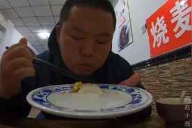 家庭版美食，鸡蛋白菜炒馒头，再来一碗小米粥，配着咸菜吃着过瘾视频封面