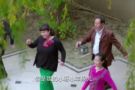 一大早胖大妈在家跳广场舞，最关键不是在自己家，大妈气坏了！视频封面