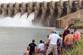 看过水坝开闸一瞬间嘛？一起在水坝下方看是如何开闸放水的吧。