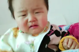 7个月的宝宝被宝妈叫起床，气的只想打妈妈，哈哈太小无法反抗