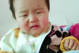 7个月的宝宝被宝妈叫起床，气的只想打妈妈，哈哈太小无法反抗