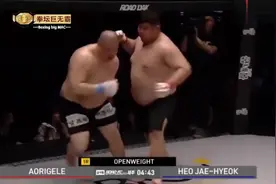 身披国旗展现中国力量，敖日格勒1分钟KO韩国拳王，霸气十足视频封面