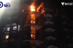 火光四射！一小区观光电梯深夜着火，电梯里火光不停跌落视频封面