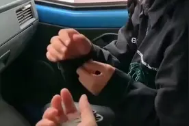 妹子：到底是要把手给我，还是把手给我~