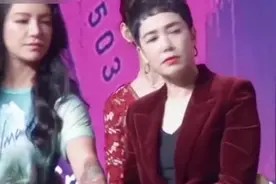 跷二郎腿不分场合？江映蓉出手把蒋雯丽腿捋下，蒋的白眼翻上天视频封面