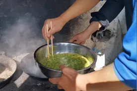 焦作太行长岭古村农家特色美食：山韭菜炒土鸡蛋 香!视频封面