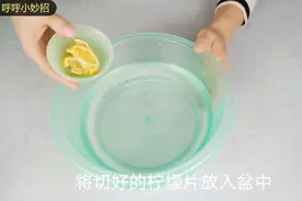 柠檬别再只是拿来泡水喝，把它放进洗脚水里，几大好处找上你