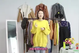 长款毛衣不知道怎么搭？明黄色毛衣+开叉喇叭裤，青春阳光又气质