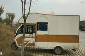 离异小伙开着只能睡觉的小电动房车 旅行长达九月之多 太厉害了视频封面