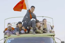 吴京手举国旗，霸气回国！视频封面