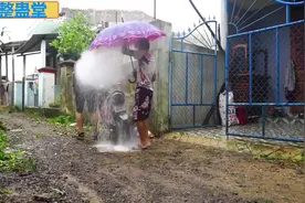 国外爆笑街头恶搞：小伙一打开雨伞，结果瞬间变得狼狈不堪