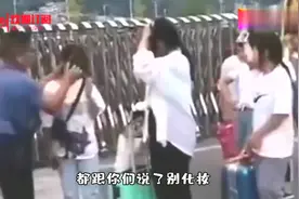 老师提桶给女学生当众卸妆 这老师太厉害了！视频封面