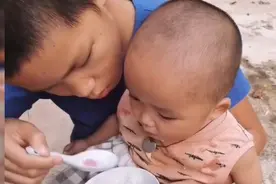 穷人家的孩子早当家，哥哥从小就照顾着弟弟，两人相依为命视频封面