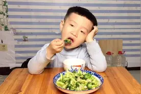 小朋友想吃西兰花 妈妈做西兰花炒虾仁 认真吃饭的小朋友真可爱视频封面