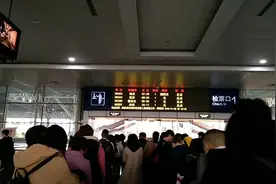 一大早 ，从泰州去南京，农场主在火车上吃了九个鸡蛋。视频封面