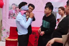 广西一小伙结婚，婚礼上摸媳妇，这游戏谁发明的，太搞笑了视频封面