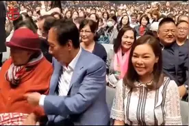 郭台铭带母观看费玉清封麦演唱会，破除母亲去世谣言视频封面