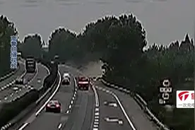 高速驾车“蛇形走位”，司机酒驾被现场抓获，被罚2000元被扣12分视频封面