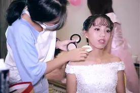 广西小伙娶媳妇，新娘实在太漂亮，刚上婚车忍不住来一张合影视频封面